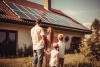 Famille qui profite de ses panneaux photovoltaïques